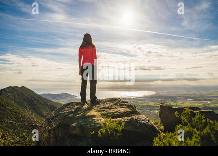 Mädchen auf einer Klippe bewundern die schöne Landschaft, mitten in der Natur, in Katalonien, Spanien Stockfoto