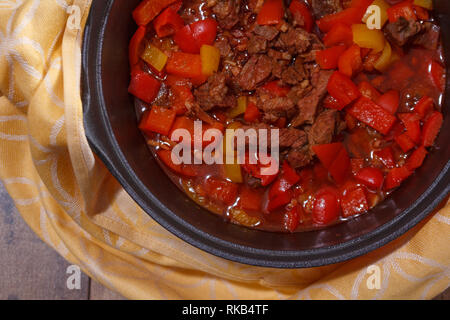 Gulasch oder Rindfleisch Eintopf in die Pfanne aus einem von oben nach unten anzeigen. Stockfoto