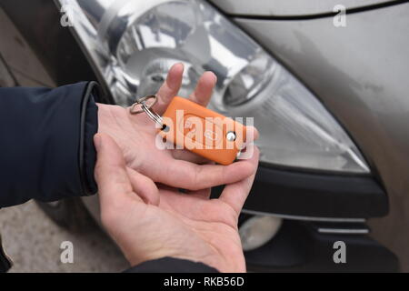 Auto Verkauf. Eine Person verkauft Auto und gibt den Schlüssel für den neuen Eigentümer - Bild Stockfoto