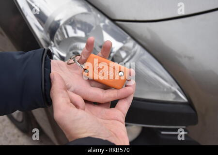 Auto Verkauf. Eine Person verkauft Auto und gibt den Schlüssel für den neuen Eigentümer - Bild Stockfoto