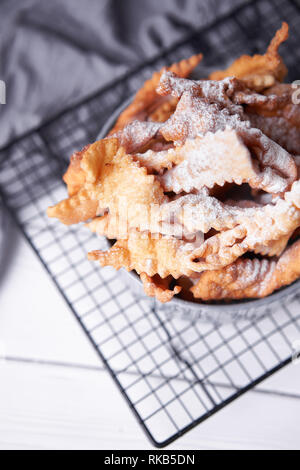 Reisig - russische traditionelle Plätzchen mit Puderzucker. Essen consept. Mit hvorost auf weißem Hintergrund Platte, Copyspace für Text und Desig Stockfoto