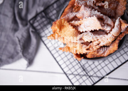 Reisig - russische traditionelle Plätzchen mit Puderzucker. Essen consept. Mit hvorost auf weißem Hintergrund Platte, Copyspace für Text und Desig Stockfoto