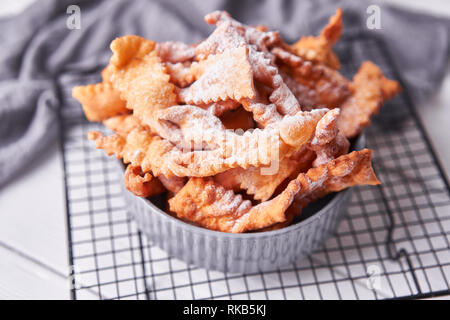 Reisig - russische traditionelle Plätzchen mit Puderzucker. Essen consept. Mit hvorost auf weißem Hintergrund Platte, Copyspace für Text und Desig Stockfoto