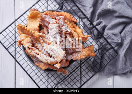 Reisig - russische traditionelle Plätzchen mit Puderzucker. Essen consept. Mit hvorost auf weißem Hintergrund Platte, Copyspace für Text und Desig Stockfoto