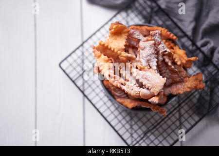 Reisig - russische traditionelle Plätzchen mit Puderzucker. Essen consept. Mit hvorost auf weißem Hintergrund Platte, Copyspace für Text und Desig Stockfoto