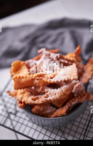 Reisig - russische traditionelle Plätzchen mit Puderzucker. Essen consept. Mit hvorost auf weißem Hintergrund Platte, Copyspace für Text und Desig Stockfoto