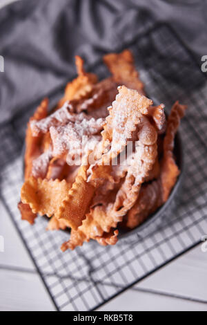 Reisig - russische traditionelle Plätzchen mit Puderzucker. Essen consept. Mit hvorost auf weißem Hintergrund Platte, Copyspace für Text und Desig Stockfoto