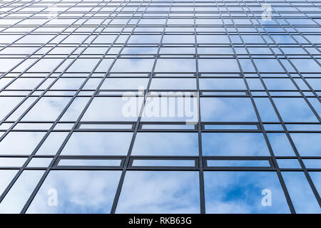 Himmel und Wolken im symmetrischen wider gespiegelt Facetten von Windows auf modernes Bürogebäude - hochwertige Textur / Hintergrund Stockfoto