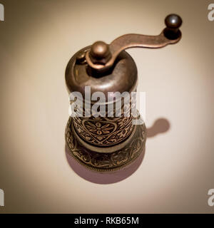 Vintage pepper Grinder aus Bosnien auf weißem Hintergrund Stockfoto