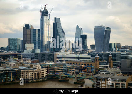 Skyline von London 2019, mit dem Walkie-talkie-Gebäude, der Cheesegrater und 22 Bishopsgate im Bau. Stockfoto