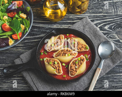 Gekochten Nudeln conchiglioni gefüllte Hackfleisch, Tomatensauce Stockfoto