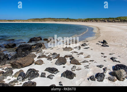 Blick nach Norden Osten entlang Saye Bay auf Alderney, dem weißen Sand und dem klaren, blauen Meer. Stockfoto