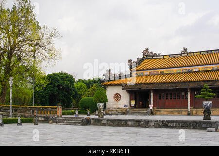 Die Thai Hoa Palast und den Innenhof vor es in Richtung Thai Dich See in die Kaiserstadt, Hue, Vietnam Stockfoto