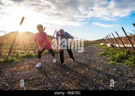 Paar erwachsener Senior sportliche Aktivität in den Morgen gesund zu bleiben und das Leben lange Zeit zusammen - Fitness und Stretching für ältere Gesellschaft - Stockfoto