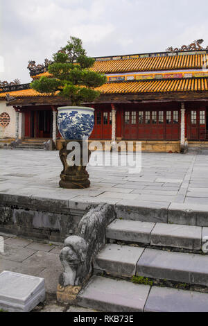 Die Thai Hoa Palast und den Innenhof vor es in Richtung Thai Dich See in die Kaiserstadt, Hue, Vietnam Stockfoto