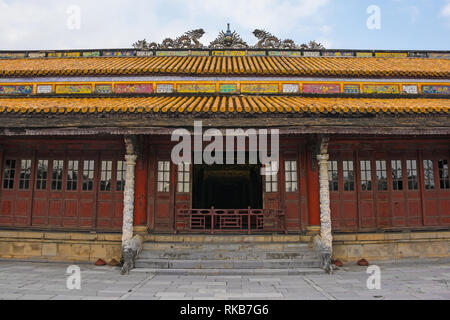 Die Thai Hoa Palast und den Innenhof vor es in Richtung Thai Dich See in die Kaiserstadt, Hue, Vietnam Stockfoto