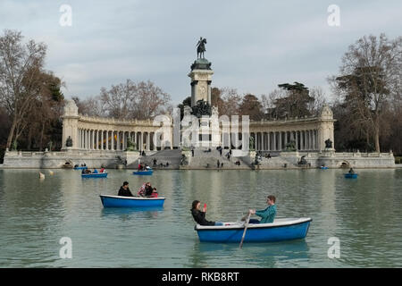 Bootsfahrten auf dem See, El Retiro Park, Madrid Stockfoto