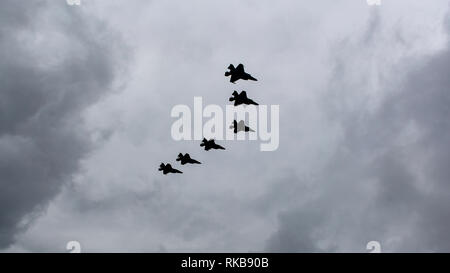 190209-N-OX 029-1118 philippinischen Meer (Feb. 9, 2019) - B F-35 Lightning II Flugzeuge in die F-35B Ablösung der "Flying Tigers" der Marine Tiltrotor Squadron (VMM) 262 befestigt (Verstärkt) fliegen Sie über den Amphibischen assualt Schiff USS Wasp (LHD1). Wasp, Flaggschiff der Wasp amphibischen bereit, Gruppe, ist die in der indopazifischen Region Interoperabilität mit Partnern zu verbessern und dienen als ready-Response Force für jede Art von Kontingenz. (U.S. Marine Foto von Mass Communication Specialist 3. Klasse Benjamin F. Davella III) Stockfoto