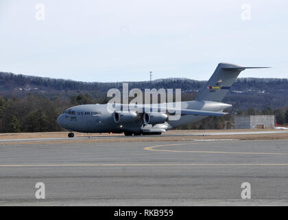 Eine C-17 Globemaster III aus der 145 Luftbrücke Flügel in Charlotte, North Carolina unterstützt die 104 Fighter Wing 10.02.2019, bei Barnes Air National Guard Base, Massachusetts. Die C-17 Flieger und Ausrüstung von Patrick Air Force Base in Florida zurück Zum 104. Fighter Wing gebracht nach einer zweiwöchigen Temporäre dury Zuordnung, wo die Flieger bekam die Ausbildung wesentlich für den Erfolg der Mission. (U.S. Air National Guard Fotos durch Tech. Sgt. Lindsey Sarah Watson-Kirwin) Stockfoto