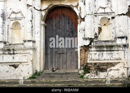 Iglesia de Ruinas muy Antigua, con Puerta Al Frente desteñida, localizada Muy cerca de Antigua Guatemala, ciudad Colonial de Mucha importancia Stockfoto