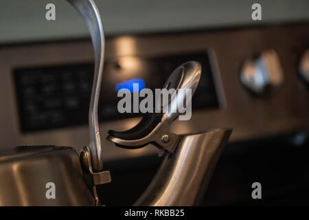 In der Nähe von Kaffee Wasserkocher Heizung Wasser auf eine Herdplatte Stockfoto