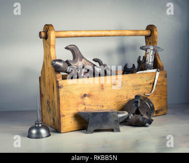 Immer noch leben - alten hölzernen Werkzeugkasten voller Werkzeuge Stockfoto