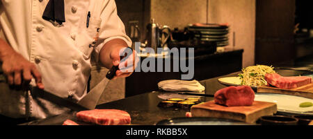 Live Cooking von Kobe und Wagyu Zuckerrüben mit einem original Yakiniku Restaurant in Kobe, Japan Stockfoto