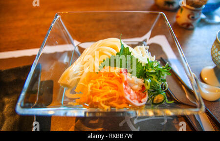 Japanische kaltes Weizen Nudeln und Gemüse in einer Glasschale Stockfoto