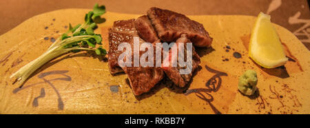 Schön Wagyu Beef mit Wasabi, Zitrone und Gemüse in einem Restaurant in Kyotango, Japan angeordnet Stockfoto