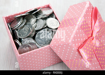 Öffnen rosa Geschenkkarton mit russischer Rubel Münzen Nahaufnahme Stockfoto
