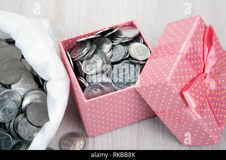 Öffnen rosa Geschenkkarton mit russischer Rubel Münzen und einen Beutel mit Münzen Nahaufnahme Stockfoto