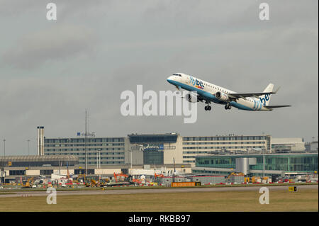 Flybe Embraer ERJ-195 LR, G-FBEK auf dem Flughafen Manchester Stockfoto