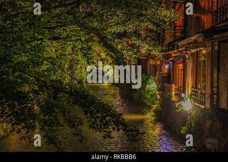 Romantische Nacht Blick auf einen Baum und Fluss in Gion, schönsten Stadtteil von Kyoto Stockfoto