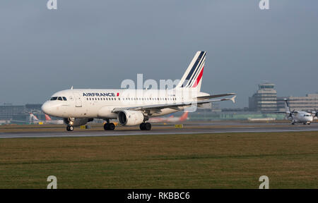 Air France, Airbus A 319-111, F-GRHM taxy zum Abflug am Flughafen Manchester Stockfoto