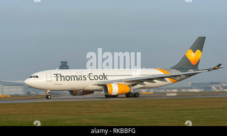 Thomas Cook Airlines, Airbus A 330-243, G-MLJL Rollen für Sie am Flughafen Manchester Stockfoto