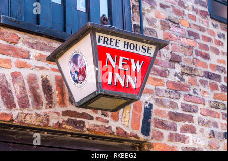 Hanging Lantern Zeichen außerhalb Chequers micropub, Beverley, East Riding, Yorkshire, England Stockfoto