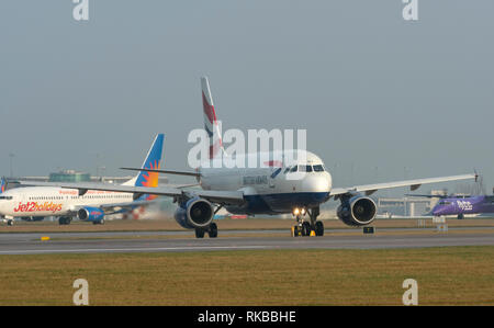 British Airways Airbus A 319-131, G-EUOA, taxying bereit für Sie am Flughafen Manchester Stockfoto