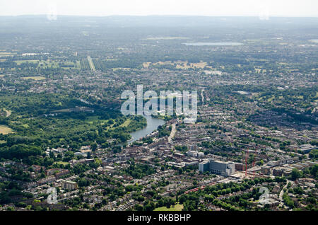 Luftaufnahme von Twickenham in South West London mit der Biegung in der Themse an einem sonnigen Nachmittag gesehen. Stockfoto