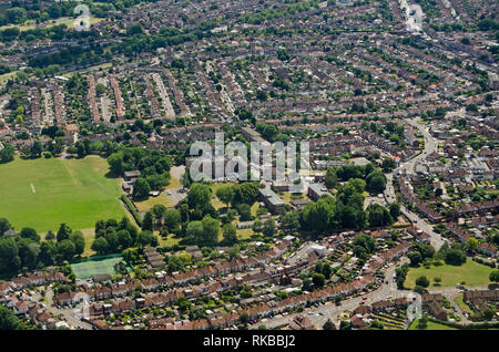 Luftaufnahme von Twickenham in South West London mit dem historischen Kneller Hall in der Mitte des Bildes. Das historische Herrenhaus ist die Heimat der Royal M Stockfoto