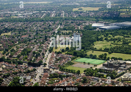 Luftaufnahme von Hounslow in West London an einem sonnigen Nachmittag. Hounslow Heath ist auf der rechten Seite. Stockfoto