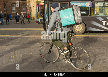 Mann mit einem Deliveroo Box auf dem Rücken im Stadtzentrum von Newcastle, England, Großbritannien. Stockfoto