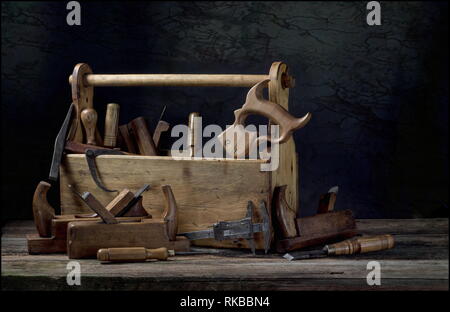 Immer noch leben - alten hölzernen Werkzeugkasten voller Werkzeuge Stockfoto