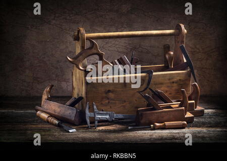 Immer noch leben - alten hölzernen Werkzeugkasten voller Werkzeuge Stockfoto