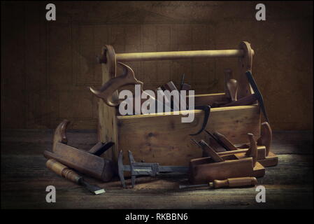 Immer noch leben - alten hölzernen Werkzeugkasten voller Werkzeuge Stockfoto