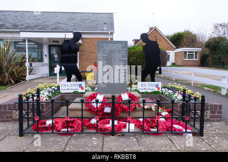 Poppy kraenzen links in die East Preston Kriegerdenkmal am Tag der Erinnerung Stockfoto