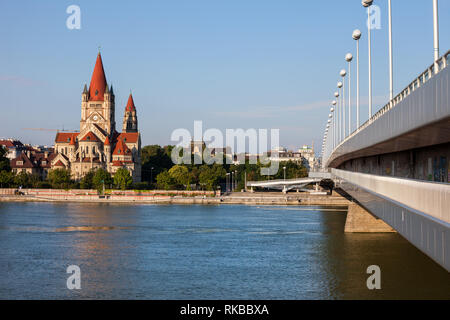 Österreich, Stadt Wien, St. Franziskus von Assisi Kirche und Imperial Bridge (Reichsbrucke) auf der Donau Stockfoto