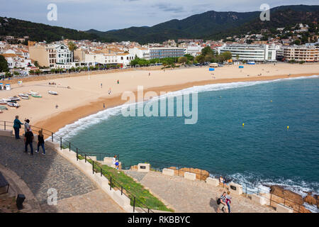 Spanien, Katalonien, Costa Brava, Tossa de Mar Strand und Stadt am Mittelmeer Stockfoto