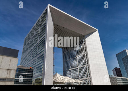 Die Grande Arche de la Défense ist ein modernes Triumphbogen in La Défense, modernen Business von Paris 1989 durchgeführt, Paris Stockfoto