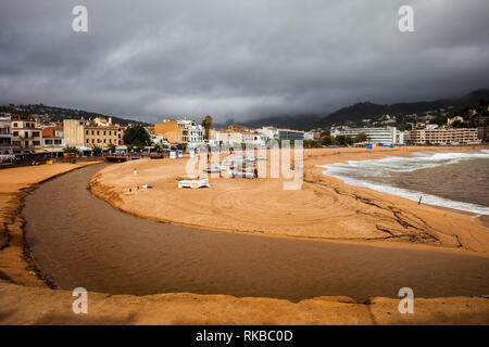 Tossa de Mar Stadt in Katalonien, Spanien, Riera de Tossa Fluss, Strand und Meer auf stürmischer Tag. Stockfoto