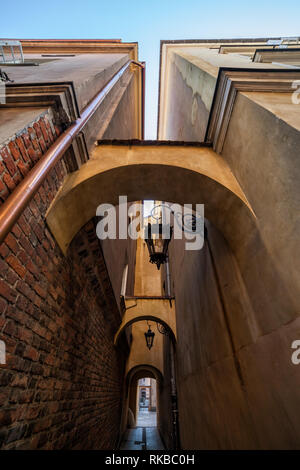 Schmale Gasse und Passage, Häuser mit Arkaden in der Altstadt von Warschau in Polen verbunden Stockfoto